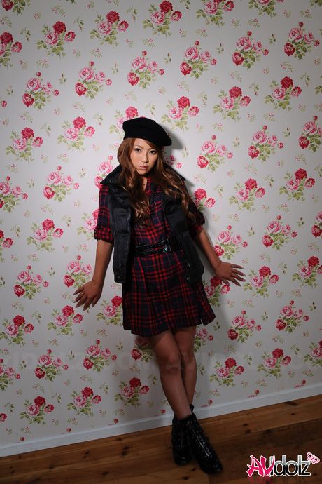 av idolz: 亞洲模特兒 Sakura Kiryu 戴著帽子展示她迷人的胸部和姿勢