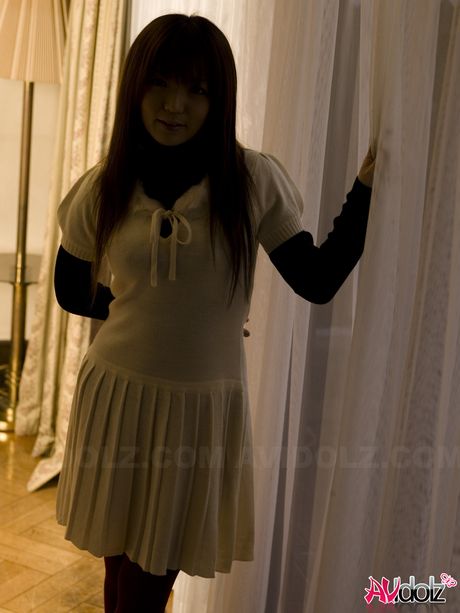 av idolz: A gata asiática Asuka Ayanami exibe seus seios grandes e revela sua nudez para a foto em uma mesa de massagem