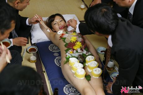 av idolz: A garota asiática Asuka Ayianami tem seus peitos e buceta incríveis comidos em um ménage à trois