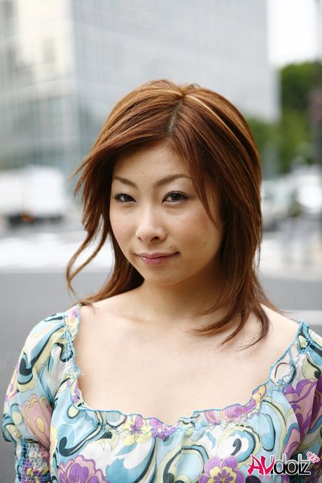 av idolz: Bruinogige Japanse schone Keiko Morikawa pronkt met haar geweldige meloenen en masturbeert