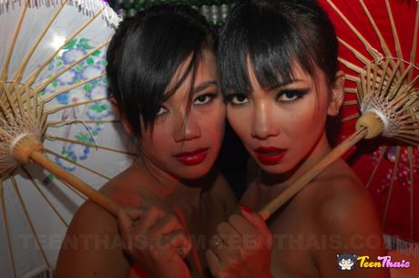 teen thais: Mintra i Sherri to dwie gorące lesbijki, które uwielbiają się rozbierać i uprawiać seks