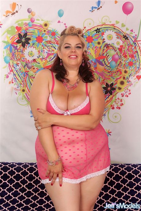 jeffs models: BBW Bella pokazuje swoje ogromne cycki i bawi się swoją przyciętą cipką wibratorem
