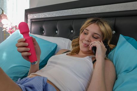 karups hometown amateurs: 金髪のアメリカ人カバーガール、ソフィア・スターリングがベッドの上でオマンコをディルドで弄ぶ