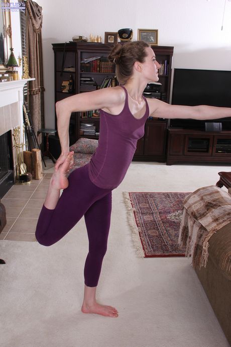 karups hometown amateurs: Chuda amerykańska nastolatka Kiss Montess rozbiera się na kuchennym blacie