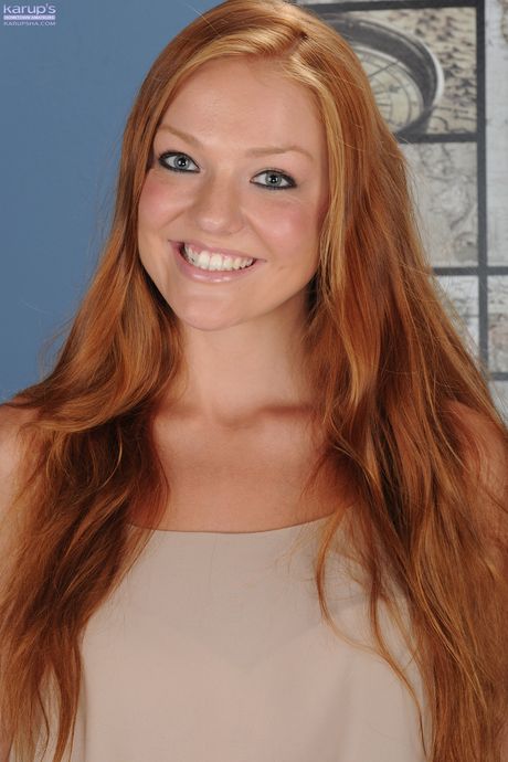 karups hometown amateurs: La adolescente rubia está feliz de mostrar sus pequeñas tetas y su coño calvo.