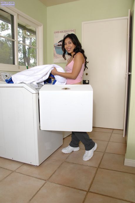 karups hometown amateurs: Slanke Latina Nicole Ferrera kleedt zich uit en spreidt haar kutje op de bank