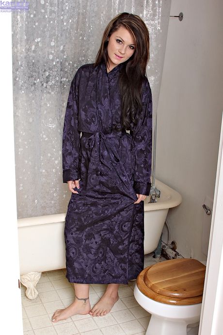 karups hometown amateurs: La simpática muñeca americana Audrina Ashley se quita un vestido y ropa interior para posar desnuda