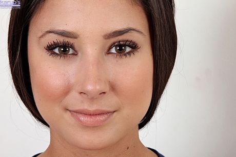 karups hometown amateurs: La encantadora adolescente estadounidense Ryan Reese se desnuda totalmente en un sofá con convicción