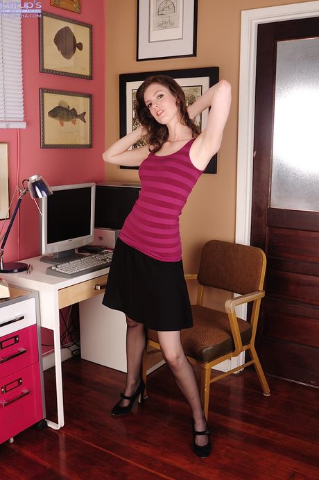 karups hometown amateurs: La sexy adolescente americana Anna Skye si spoglia fino ai tacchi e mostra il suo piccolo seno