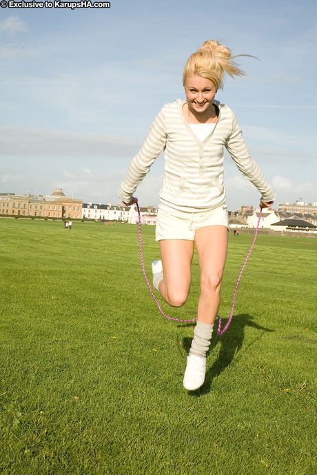 karups hometown amateurs: 細身のイギリス人金髪ティーンのキンバリー・コックスは靴下を脱いでオナニーする