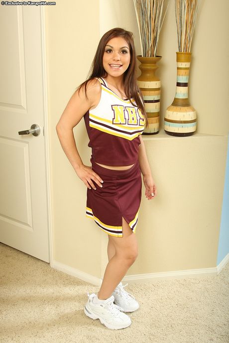 karups hometown amateurs: La pom-pom girl de première classe Laylah Diamond se déshabille jusqu