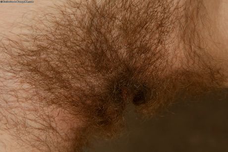 karups hometown amateurs: Ungezogenes Amateurbaby strippt und neckt ihre Muschi auf dem Stuhl