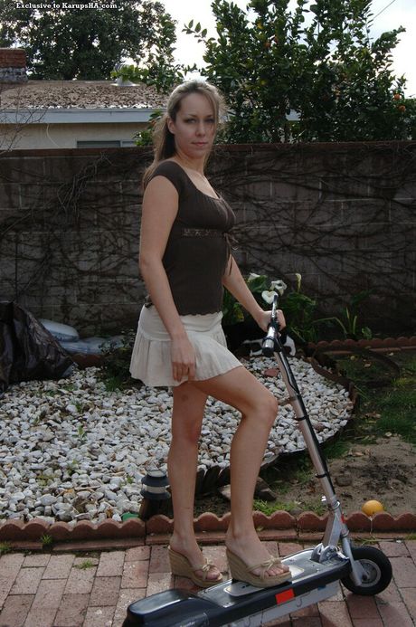 karups hometown amateurs: La maravillosa muñeca noruega Anna Michelle se desnuda sobre una manta en un bosque