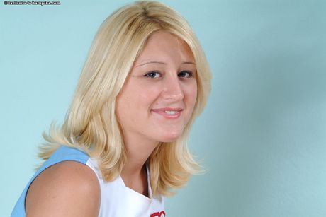 karups hometown amateurs: La cheerleader americana bionda Staci Thorn si spoglia e mostra i suoi fantastici meloni e la sua figa