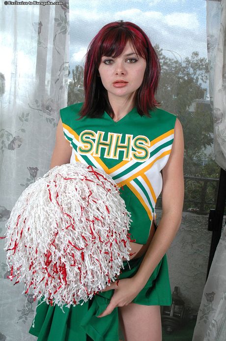 karups hometown amateurs: La animadora pelirroja Dilion se desnuda hasta quedar en calcetines y muestra su coño afeitado