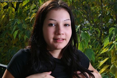 karups hometown amateurs: De slanke Amerikaanse schat Kathleen Kruz trekt zich uit tot haar slipje voordat ze vingerneuk krijgt