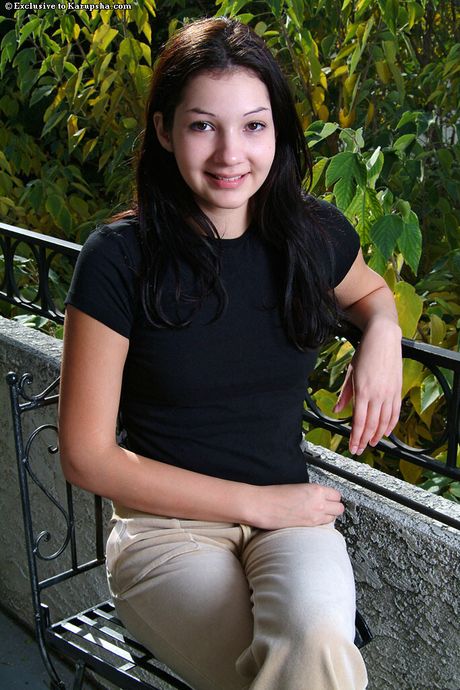 karups hometown amateurs: La jolie américaine svelte Kathleen Kruz se déshabille jusqu