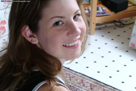 karups hometown amateurs: La bella ragazza americana amatoriale Lisa Marie si spoglia e mostra le sue piccole tette e il suo culo