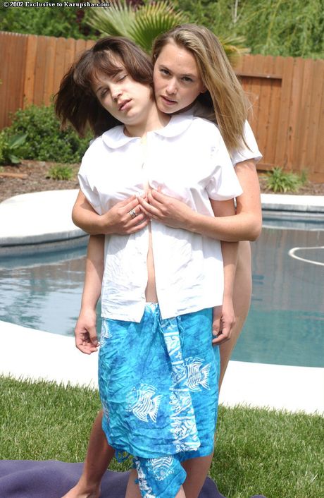 karups hometown amateurs: Tienerlesbiennes Karma en Gweneth trekken hun spijkerbroek uit voordat ze seks hebben