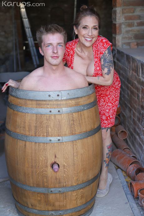 karups older women: Dojrzała Amerykanka Melissa Johnson klęka, by wylizać jej cipkę