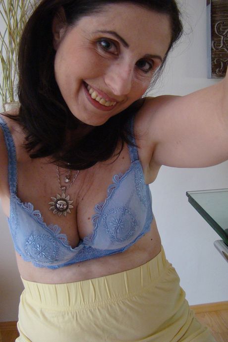 karups older women: Dojrzała czeska ciemnowłosa Barbarella rozbiera się i pokazuje swoją owłosioną cipkę z bliska