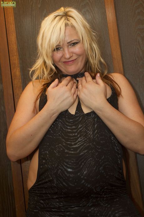 karups older women: 金髪チェコの熟女キカがハイヒールを脱いで、おいしそうなオマンコを間近で見せる