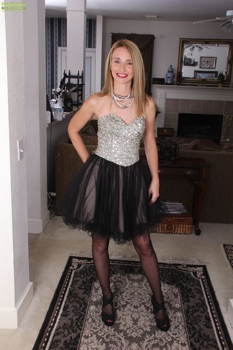 karups older women: Amateur Mom Heidi Van Moore strips and displays her tiny tits and bald cunt