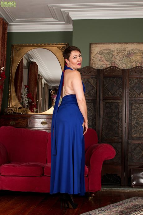 karups older women: Die ausgezeichnete reife Dame Kitty Creamer zieht ihr Kleid aus und berührt ihre Muschi