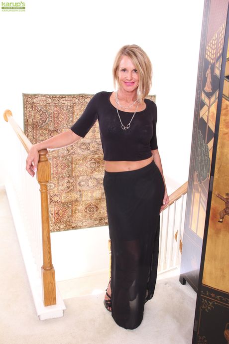 karups older women: Light-Haired american mature Jena Jackson reveals her amazing boobs and presents herself au naturel in a solo