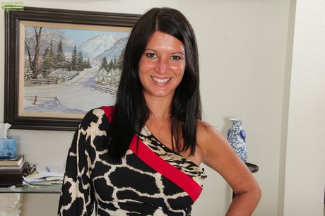 karups older women: Starzejąca się, ciemnowłosa Veronica Jones rozbiera się do majtek i eksponuje swoje duże piersi