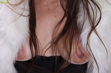 karups older women: 黑髮美國熟女亞歷克西斯史密斯穿著皮草大衣，露出豐滿的胸部，擺出各種姿勢