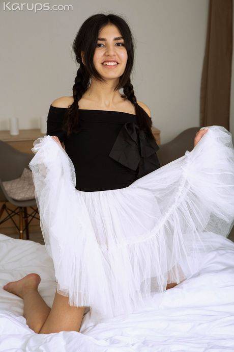 karups private collection: La beauté russe de première classe Azumi Liu se met nue sur son lit avant de se doigter la chatte