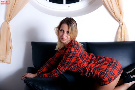 karups private collection: La bionda adolescente lettone Angelica Rosenburg allarga le dita della figa dopo essersi spogliata