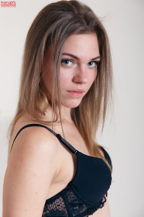 karups private collection: La guapa letona Mia Luna juega con su coño después de desnudarse en un dormitorio