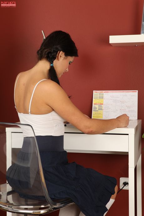 karups private collection: 漂亮的捷克娃娃 Niky Doll 脫掉白色絲襪，完全赤裸