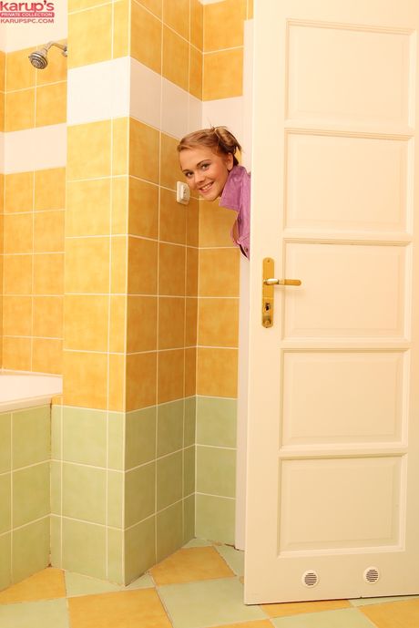 karups private collection: La bella ceca Clarise si toglie gli shorts prima di spogliarsi in bagno