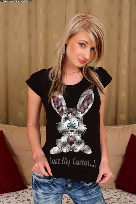 karups private collection: Palcując swoją cipkę, pokazuje swoje piękne cycki