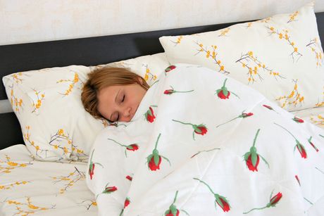 karups private collection: Die frische russische Schönheit Katrin F spreizt ihre Muschi mit dem Finger, nachdem sie sich ausgezogen hat