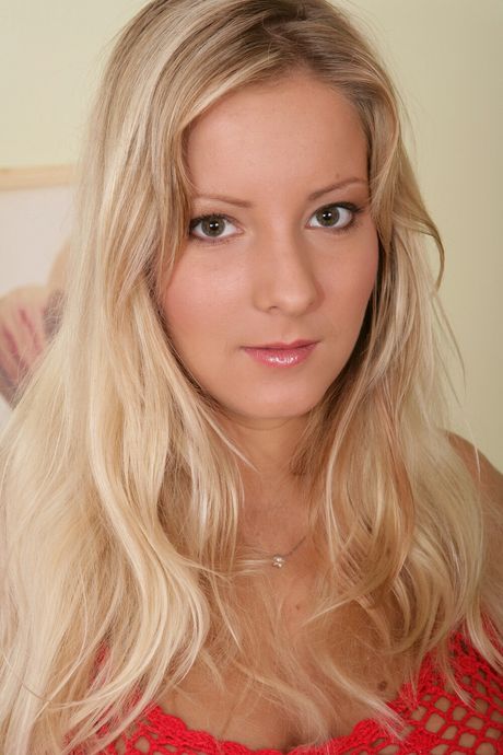 karups private collection: A adolescente loira checa Allysia se despe na cama de salto alto