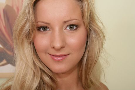 karups private collection: 金髮捷克少女 Allysia 穿著高跟鞋在床上脫光衣服