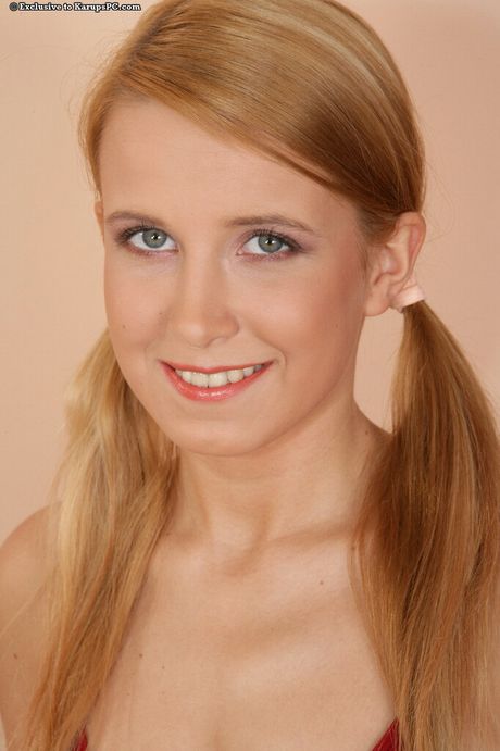 karups private collection: かわいいチェコの女の子カビリアはハイヒールを履いて裸になった後、指で彼女の猫を広げます