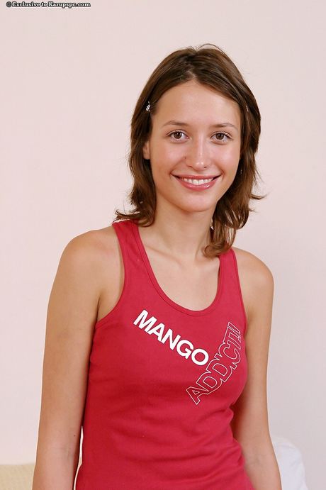 karups private collection: Die unerfahrene tschechische Amateurin Lenka zieht vor einem Fingerfick alle Kleider auf einem Teppich aus