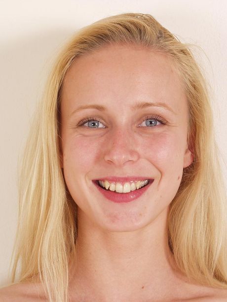 karups private collection: La ragazza ceca dai capelli chiari Lenka mostra il suo sedere stretto e la sua figa allo stesso tempo