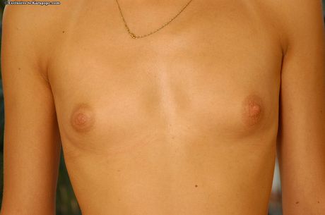 karups private collection: A bela e deslumbrante húngara Agnes fica nua em uma cadeira de pátio com convicção