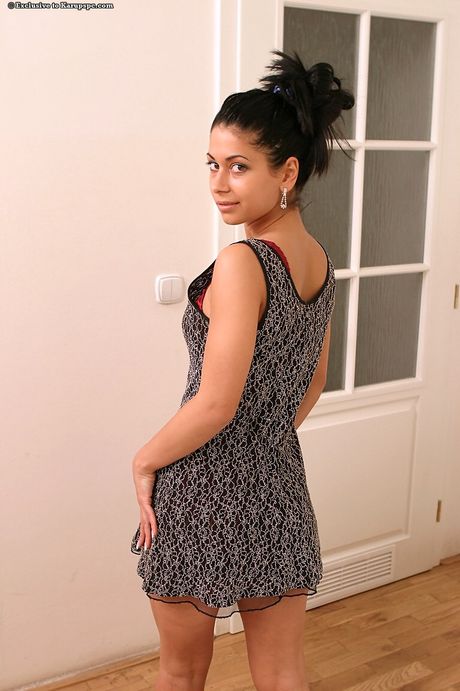 karups private collection: Perfecte Tsjechische covergirl met kleine, kleine tieten stript en masturbeert haar kutje