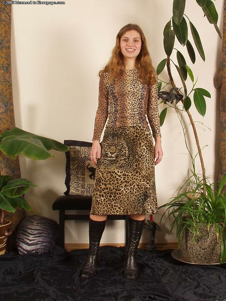 karups private collection: 莫妮卡是個甜美性感的女孩，喜歡在公共場合裸體