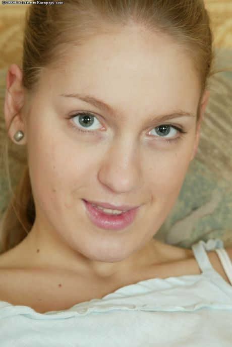 karups private collection: Das tolle russische Baby Olga zieht ihr Kleid und Höschen aus, bevor sie ihre Muschi spreizt