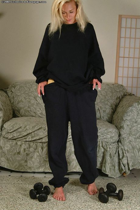 karups private collection: La rubia americana Phoenix Ray descubre sus firmes tetas antes de mostrar su coño