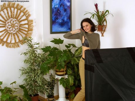 karups private collection: Las adolescentes lesbianas Anna Swisskov y Petra Bendova se desnudan en un sofá