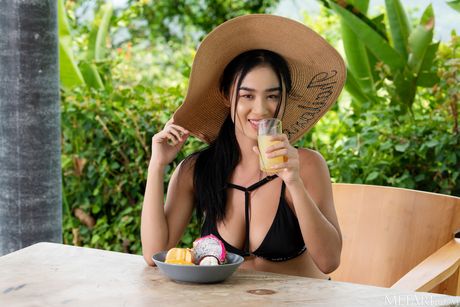 love hairy: Azjatycka lalka Kahlisa rozbiera się na leżaku przy basenie